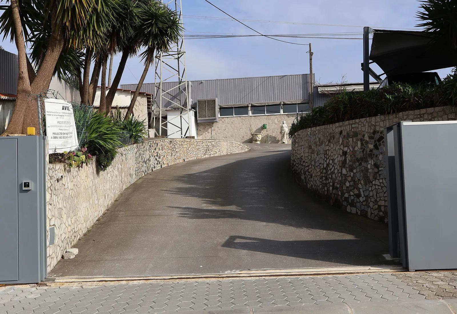 Entrada da Carisma de Liberdade com banco e painel cerâmico