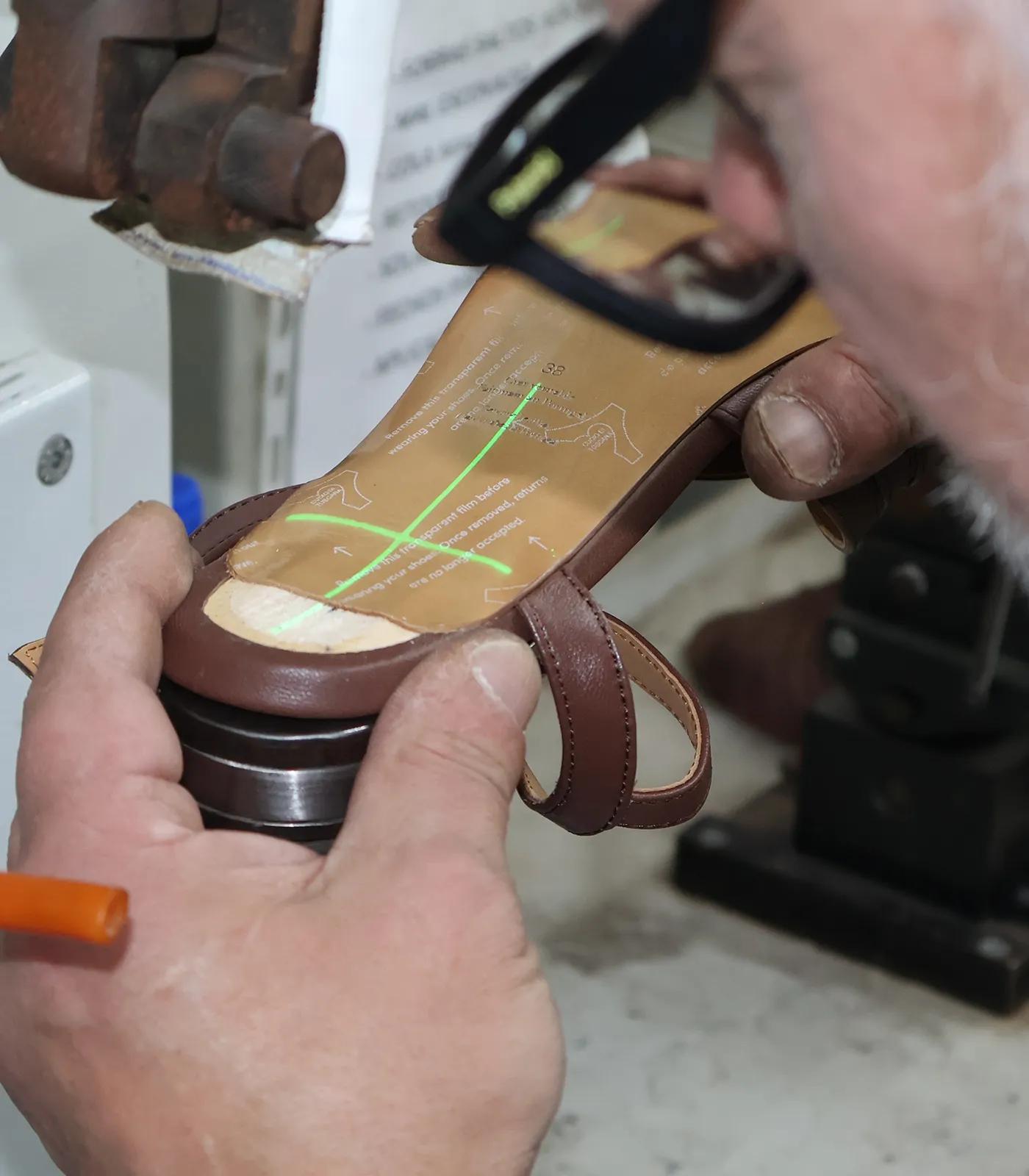 Detalhe manual de acabamento e controlo num processo de produção premium