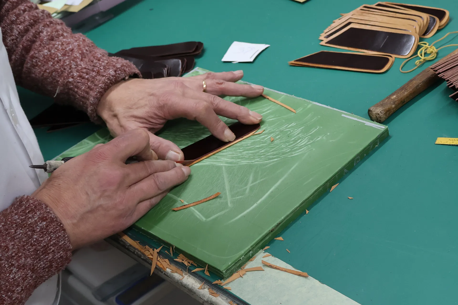Corte artesanal de couro - Artesão a trabalhar na secção de corte manual da Carisma de Liberdade